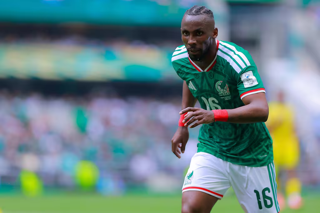 Quinones in action during Mexico s World Cup opener
